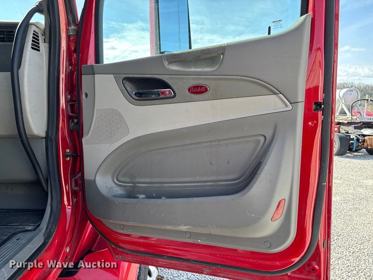 image for item FB3267 2019 Peterbilt 579 semi truck