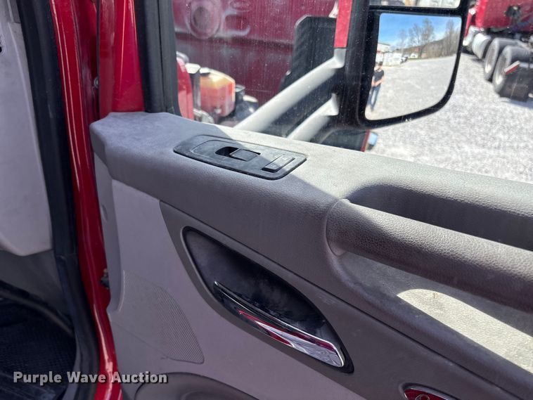 image for item FB3267 2019 Peterbilt 579 semi truck
