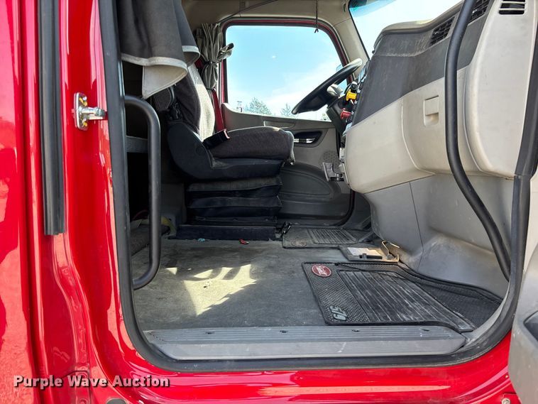 image for item FB3267 2019 Peterbilt 579 semi truck