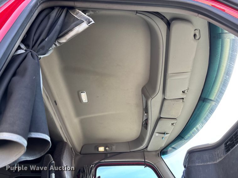 image for item FB3267 2019 Peterbilt 579 semi truck