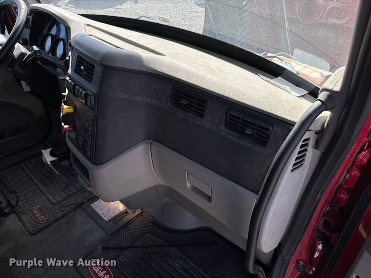 image for item FB3267 2019 Peterbilt 579 semi truck