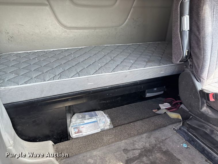 image for item FB3267 2019 Peterbilt 579 semi truck