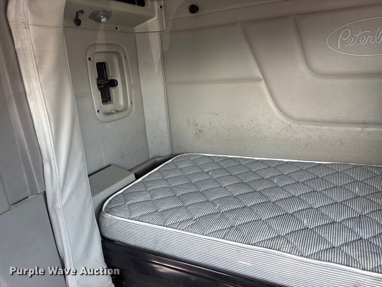 image for item FB3267 2019 Peterbilt 579 semi truck