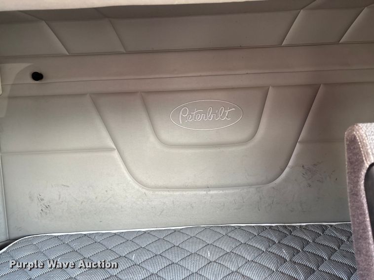 image for item FB3267 2019 Peterbilt 579 semi truck