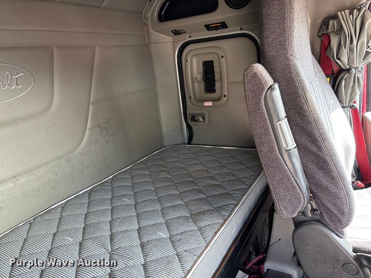 image for item FB3267 2019 Peterbilt 579 semi truck