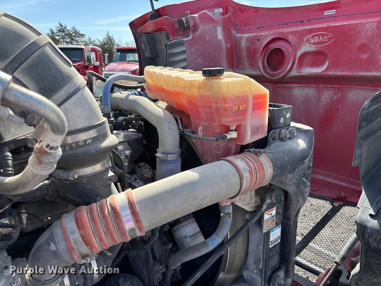 image for item FB3267 2019 Peterbilt 579 semi truck