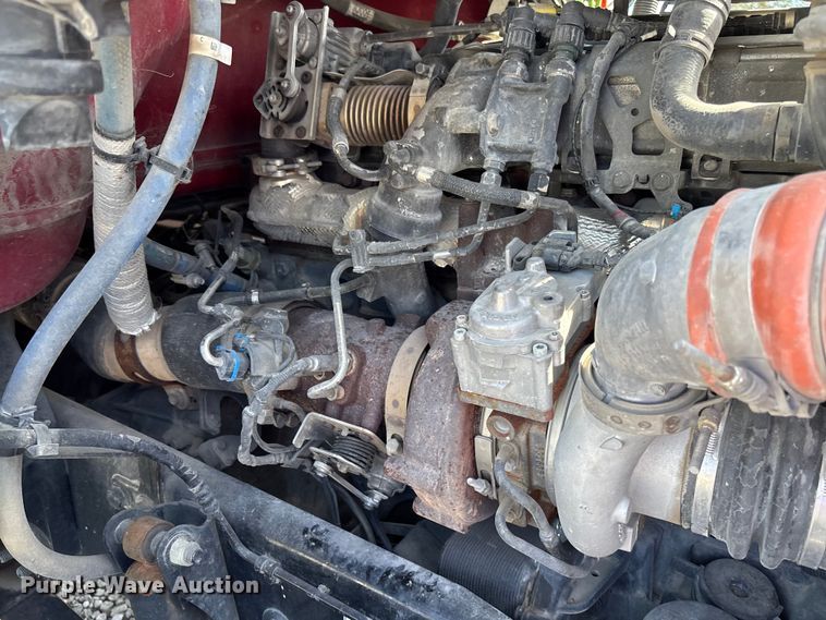 image for item FB3267 2019 Peterbilt 579 semi truck