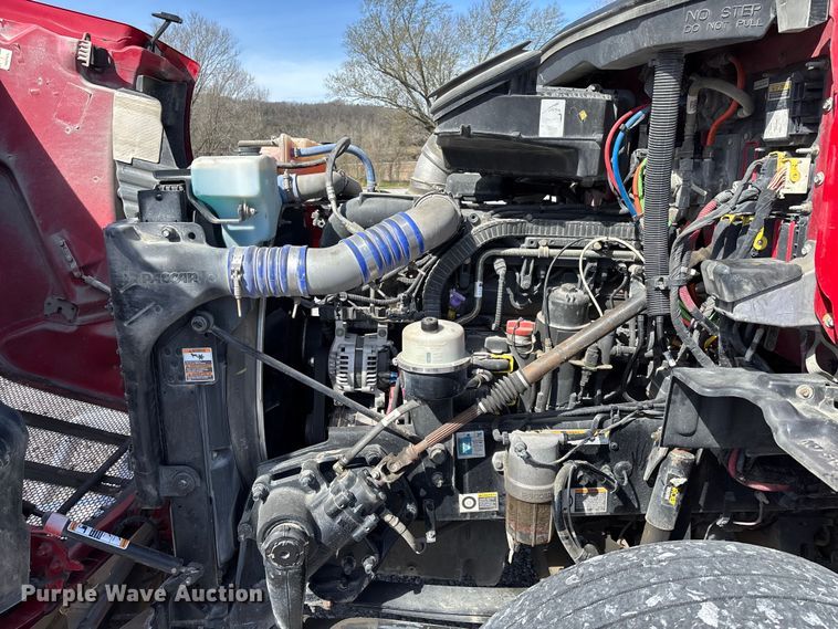 image for item FB3267 2019 Peterbilt 579 semi truck