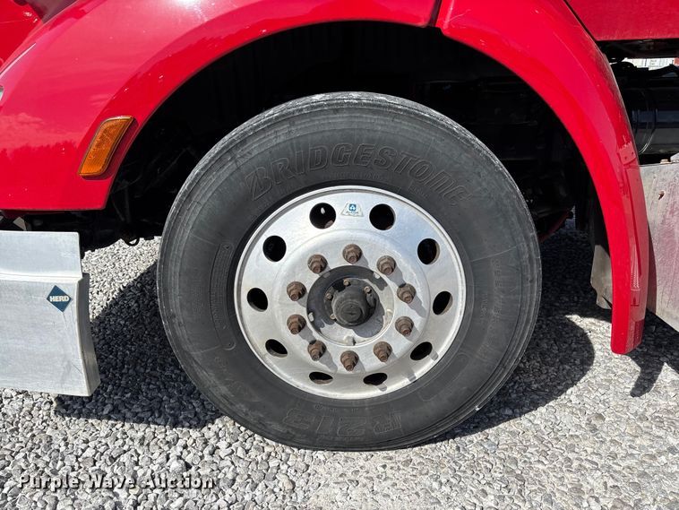 image for item FB3267 2019 Peterbilt 579 semi truck