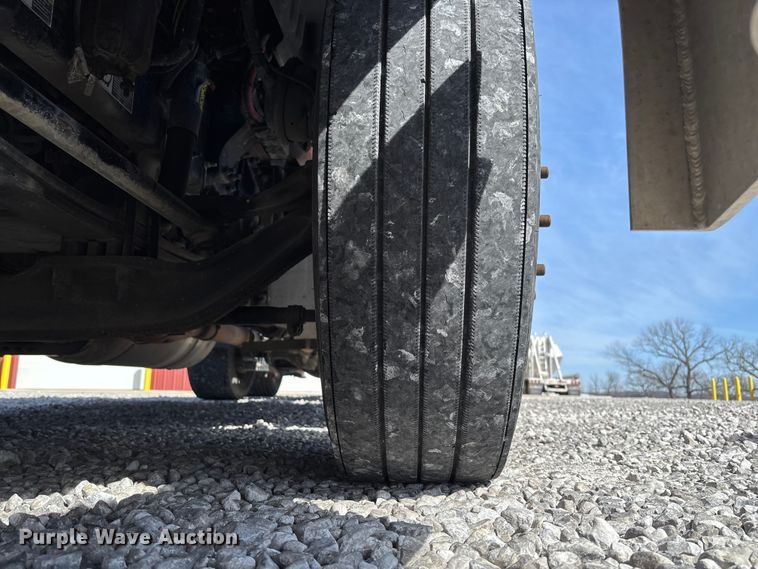 image for item FB3267 2019 Peterbilt 579 semi truck