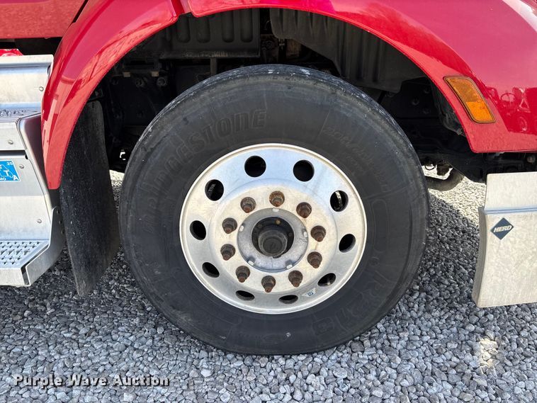 image for item FB3267 2019 Peterbilt 579 semi truck