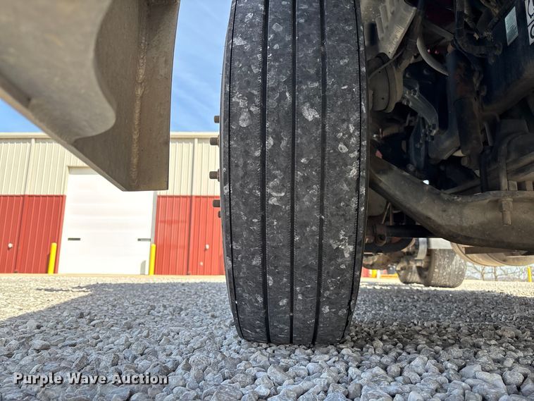 image for item FB3267 2019 Peterbilt 579 semi truck