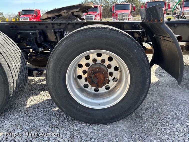 image for item FB3267 2019 Peterbilt 579 semi truck