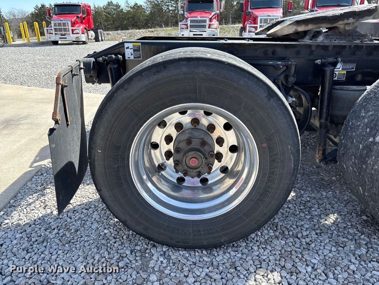 image for item FB3267 2019 Peterbilt 579 semi truck