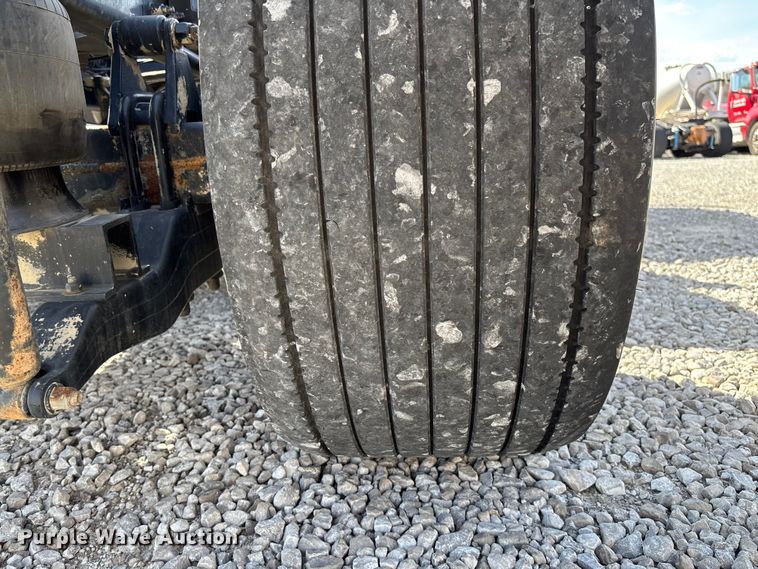 image for item FB3267 2019 Peterbilt 579 semi truck