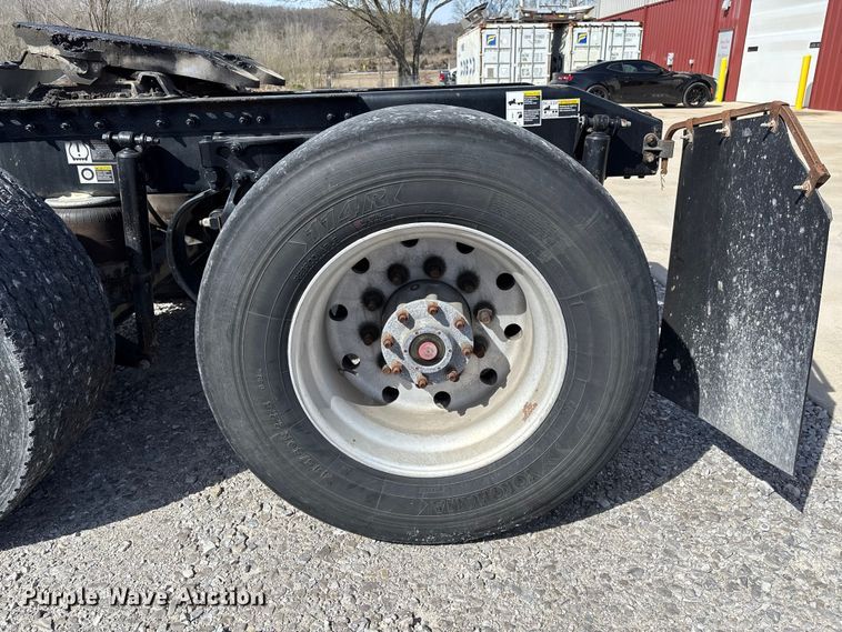 image for item FB3267 2019 Peterbilt 579 semi truck