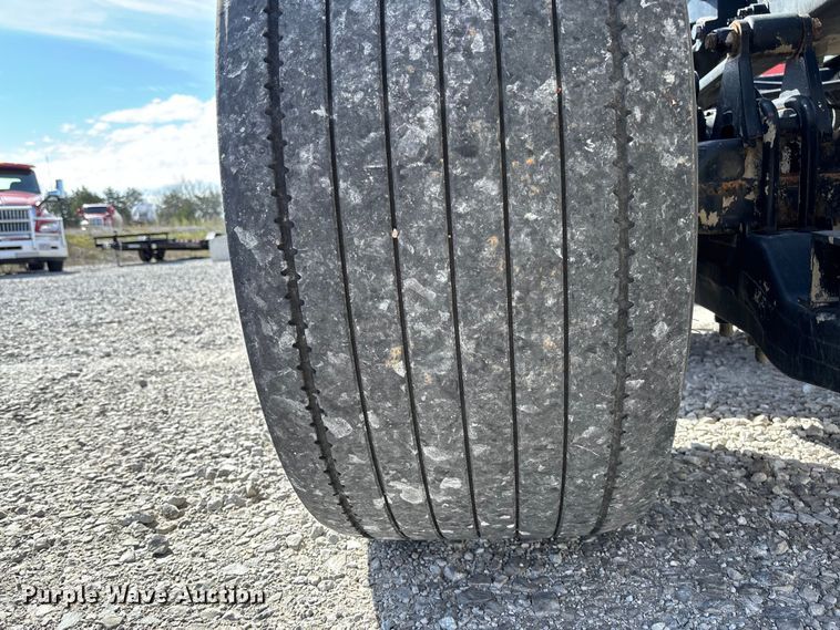 image for item FB3267 2019 Peterbilt 579 semi truck