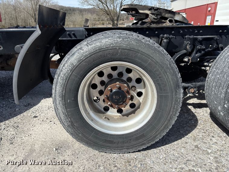 image for item FB3267 2019 Peterbilt 579 semi truck