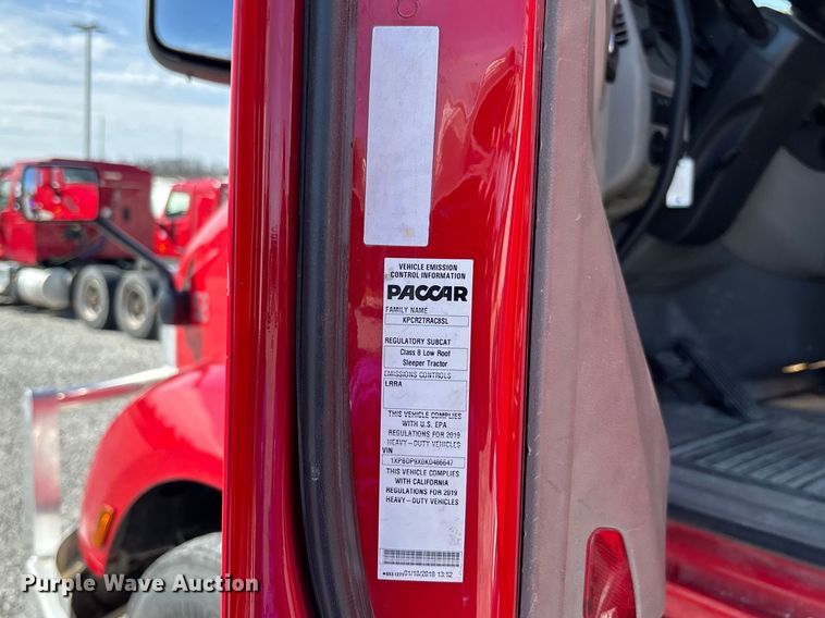 image for item FB3267 2019 Peterbilt 579 semi truck