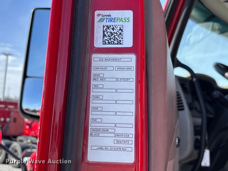 image for item FB3267 2019 Peterbilt 579 semi truck