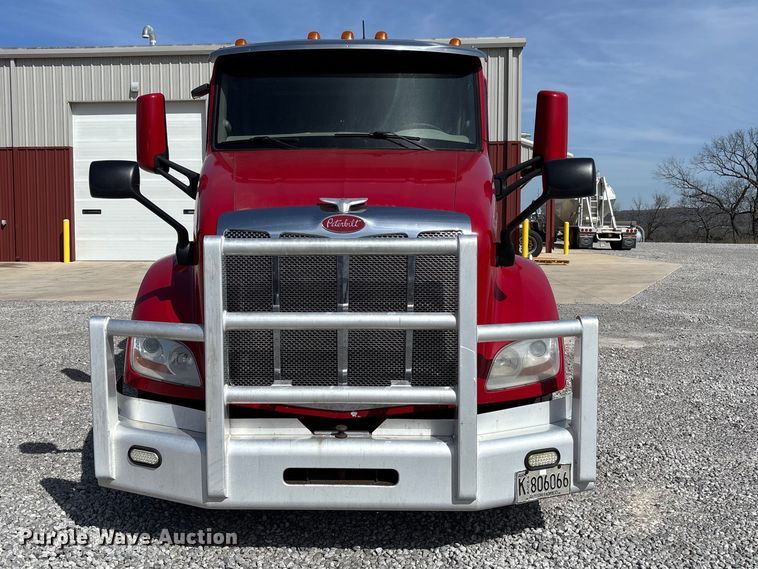 image for item FB3268 2019 Peterbilt 579 semi truck