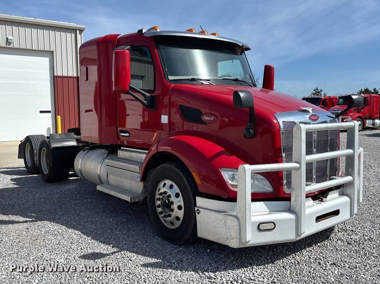 image for item FB3268 2019 Peterbilt 579 semi truck