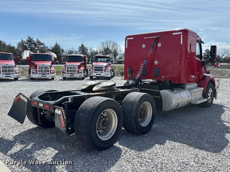 image for item FB3268 2019 Peterbilt 579 semi truck