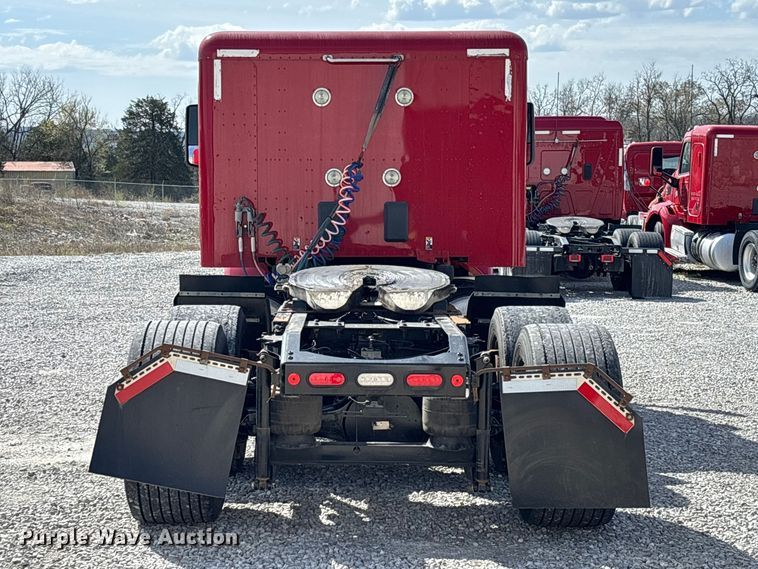 image for item FB3268 2019 Peterbilt 579 semi truck