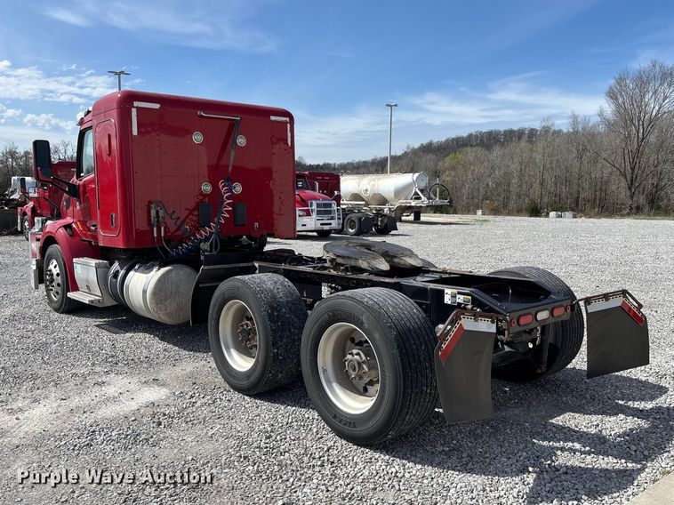 image for item FB3268 2019 Peterbilt 579 semi truck