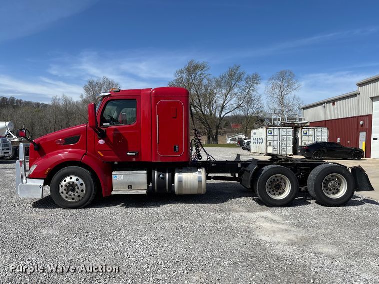 image for item FB3268 2019 Peterbilt 579 semi truck