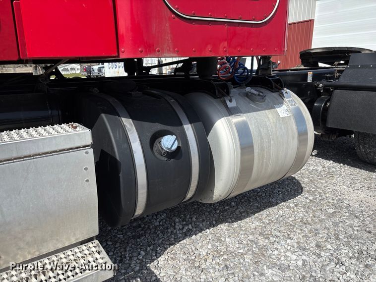 image for item FB3268 2019 Peterbilt 579 semi truck