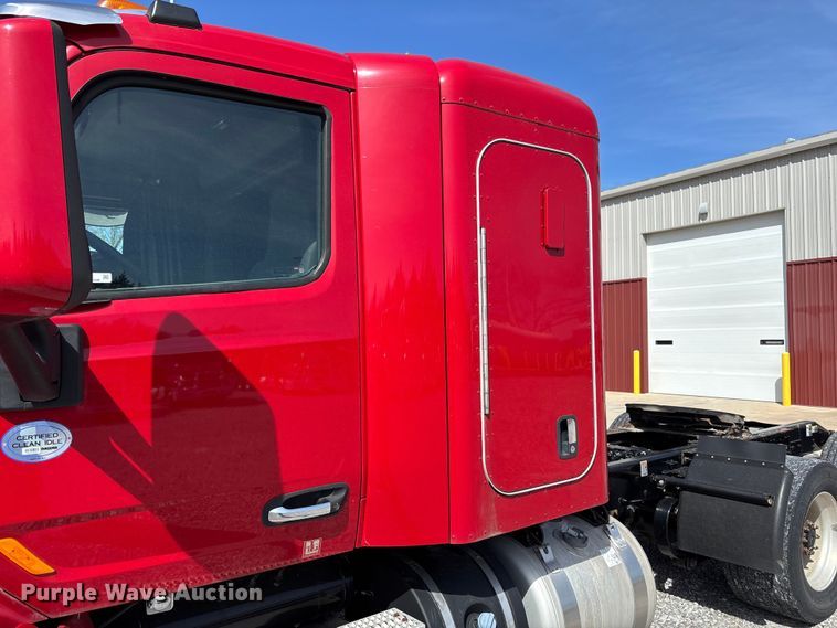 image for item FB3268 2019 Peterbilt 579 semi truck