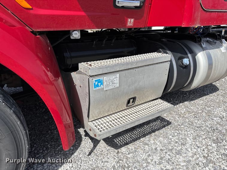 image for item FB3268 2019 Peterbilt 579 semi truck