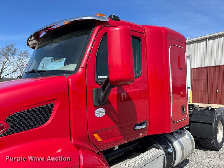 image for item FB3268 2019 Peterbilt 579 semi truck