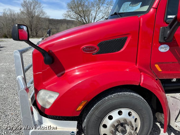 image for item FB3268 2019 Peterbilt 579 semi truck
