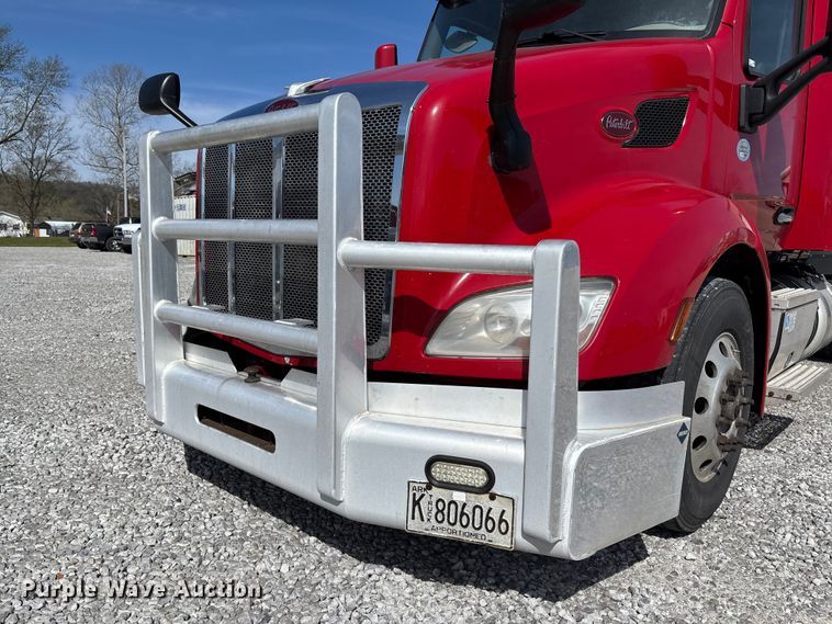 image for item FB3268 2019 Peterbilt 579 semi truck