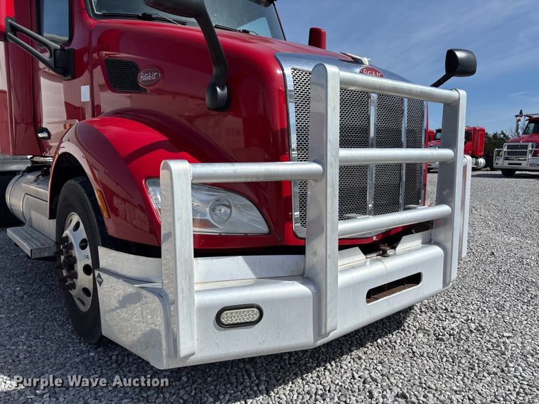 image for item FB3268 2019 Peterbilt 579 semi truck