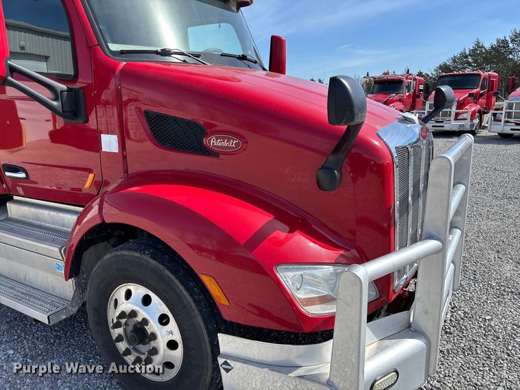 image for item FB3268 2019 Peterbilt 579 semi truck