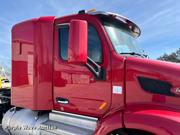 image for item FB3268 2019 Peterbilt 579 semi truck