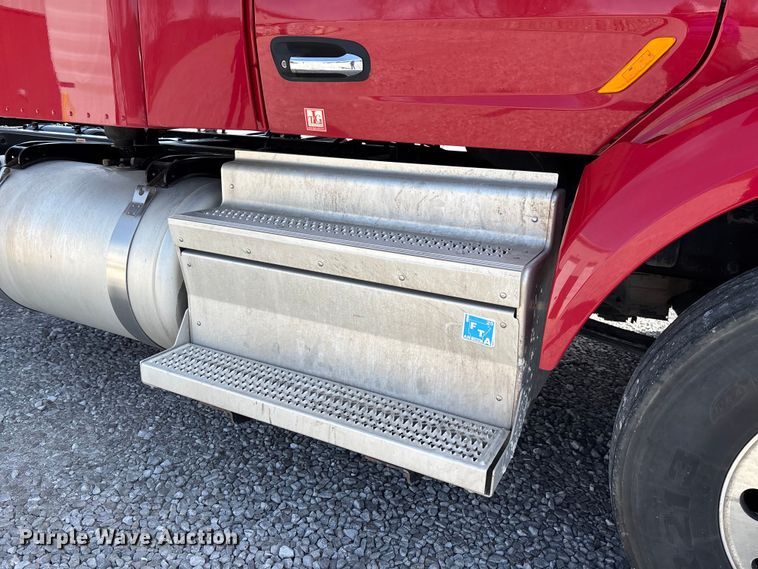 image for item FB3268 2019 Peterbilt 579 semi truck