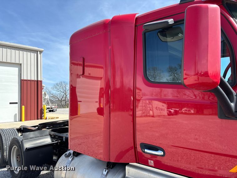 image for item FB3268 2019 Peterbilt 579 semi truck