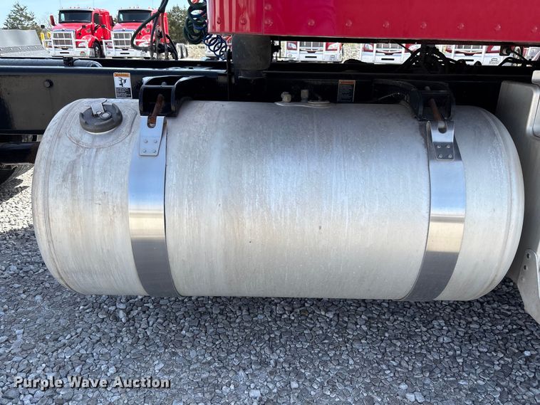 image for item FB3268 2019 Peterbilt 579 semi truck