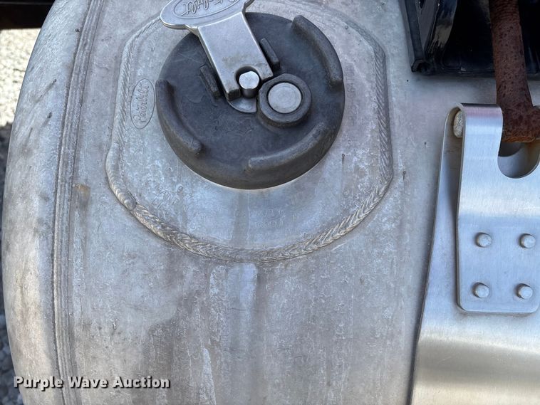 image for item FB3268 2019 Peterbilt 579 semi truck