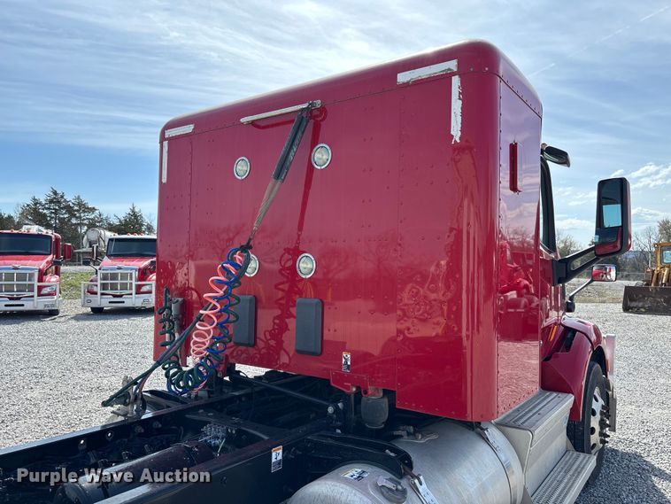 image for item FB3268 2019 Peterbilt 579 semi truck