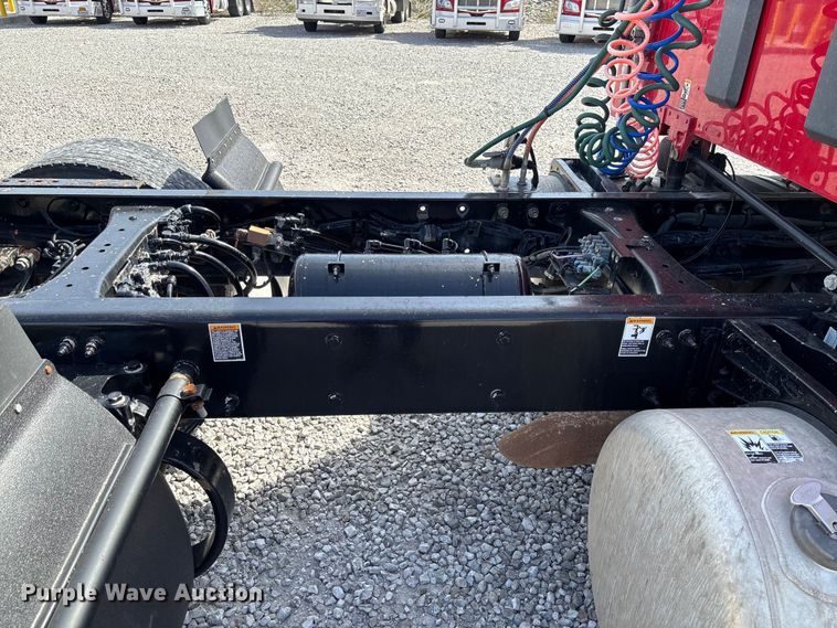 image for item FB3268 2019 Peterbilt 579 semi truck