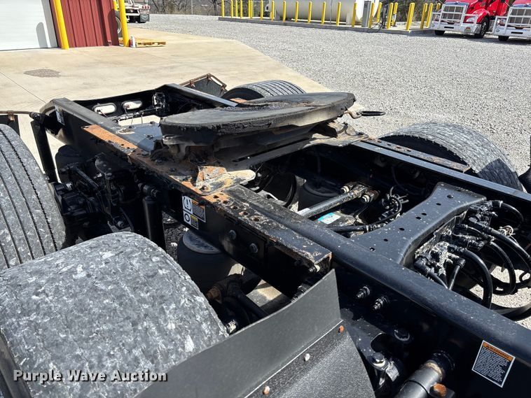 image for item FB3268 2019 Peterbilt 579 semi truck