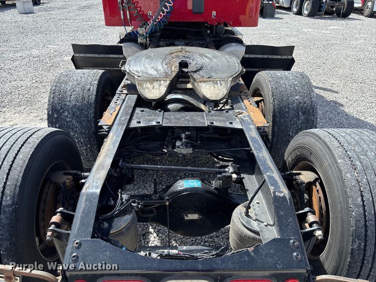 image for item FB3268 2019 Peterbilt 579 semi truck