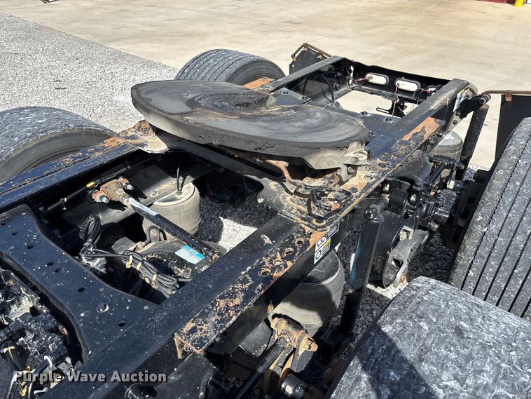 image for item FB3268 2019 Peterbilt 579 semi truck