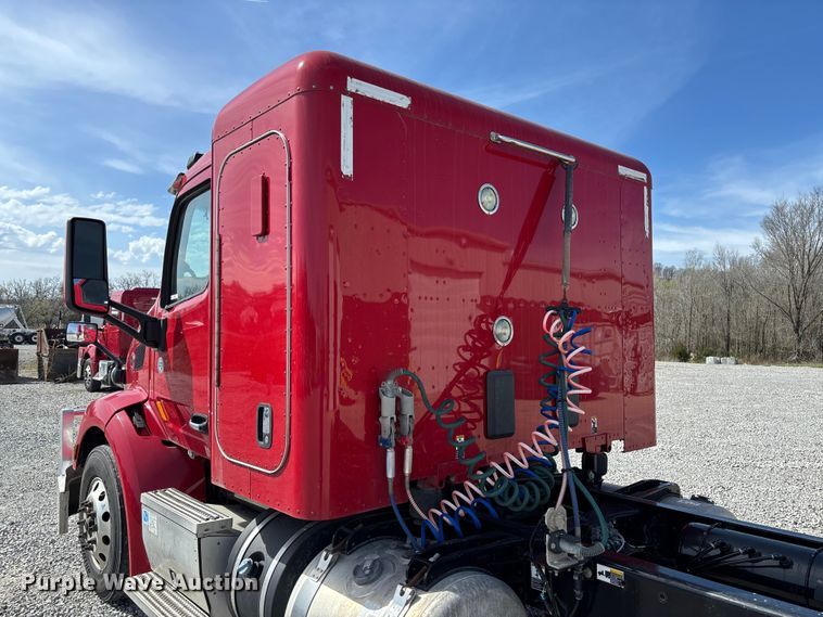 image for item FB3268 2019 Peterbilt 579 semi truck