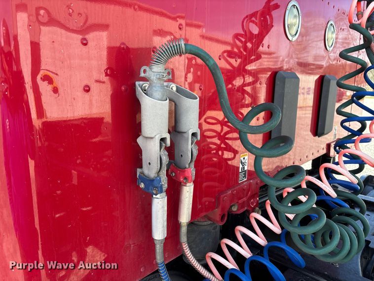 image for item FB3268 2019 Peterbilt 579 semi truck